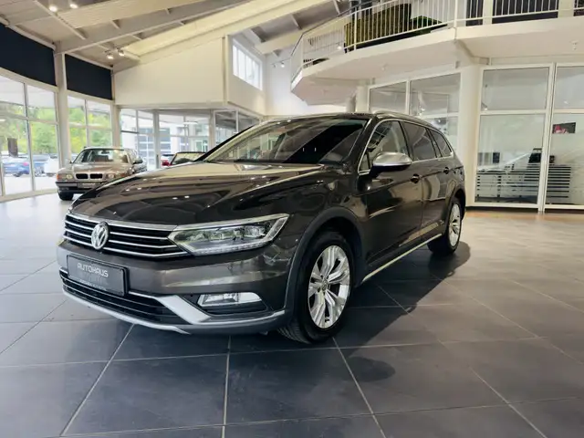 Volkswagen Passat Alltrack view 3