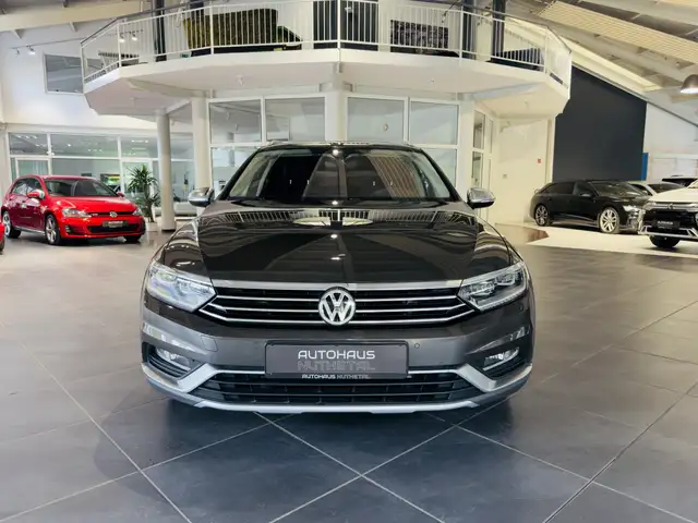 Volkswagen Passat Alltrack view 2