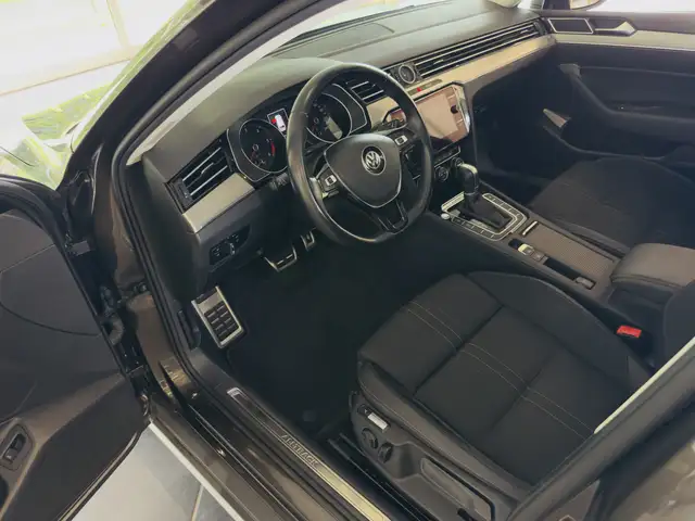 Volkswagen Passat Alltrack view 10