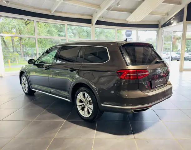 Volkswagen Passat Alltrack view 4