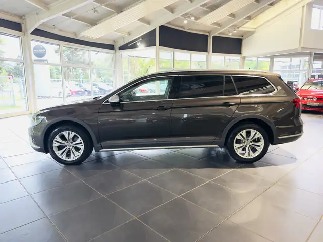 Volkswagen Passat Alltrack view 7