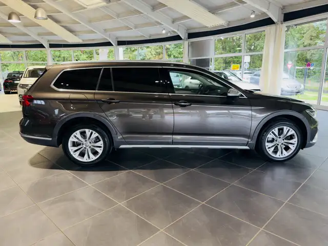 Volkswagen Passat Alltrack view 8