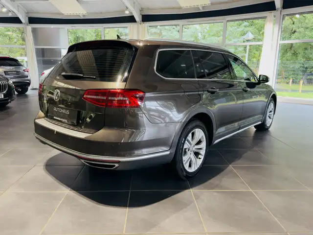 Volkswagen Passat Alltrack view 6