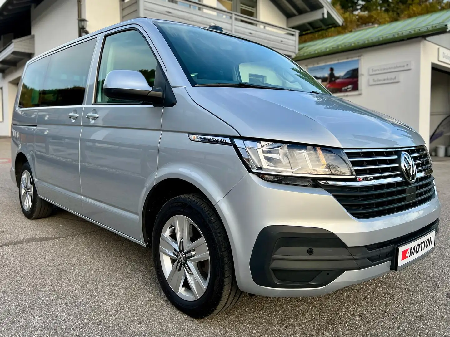Volkswagen T6.1 Multivan T6.1 2.0 TDI DSG 4Motion Multivan CL Navi App Zilver - 2