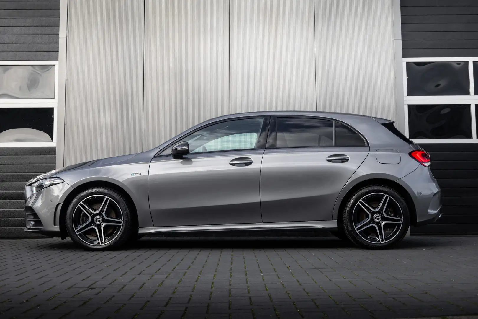 Mercedes-Benz A 250 e 218 pk Business Solution AMG Limited / Wide-scre Grijs - 2