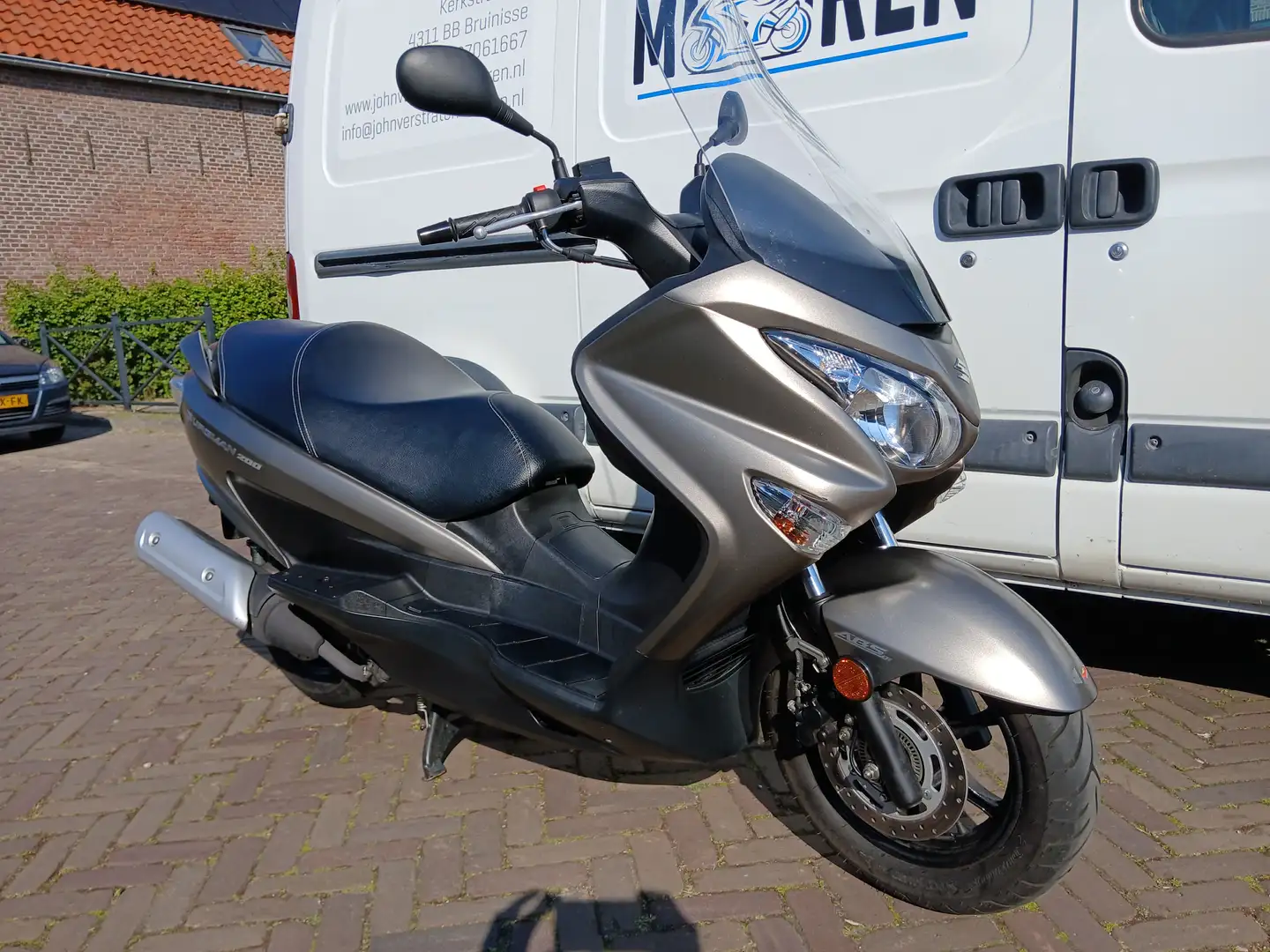 Suzuki Burgman 200 Silber - 2