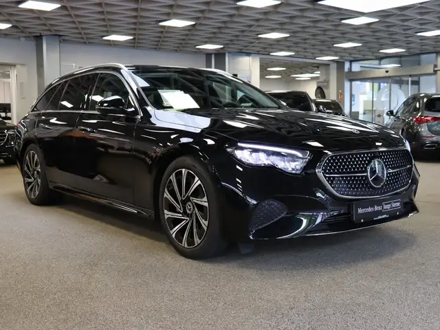 Mercedes-Benz 300 view 2