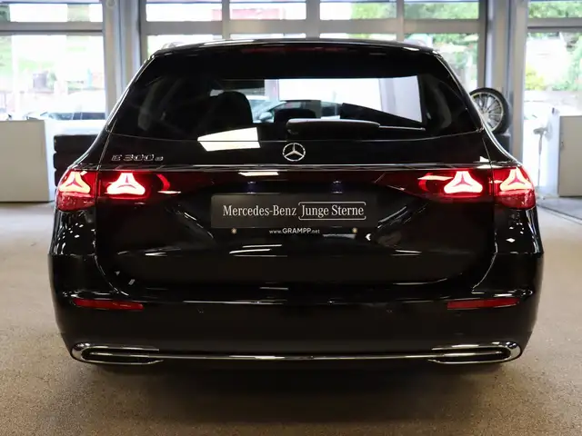 Mercedes-Benz 300 view 6