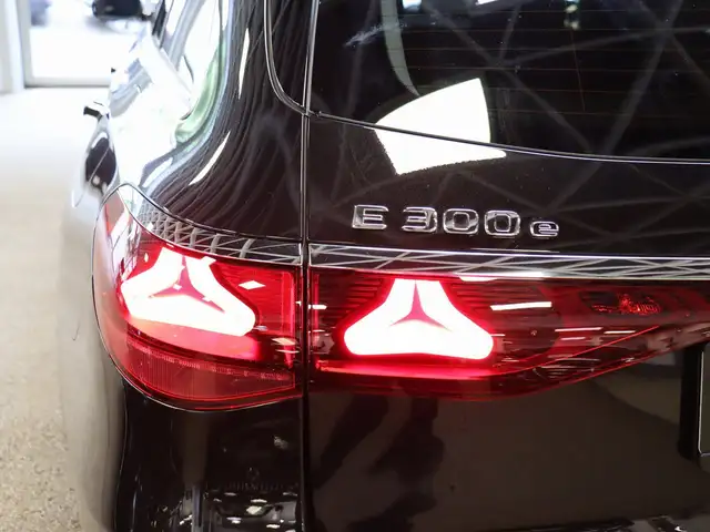 Mercedes-Benz 300 view 7