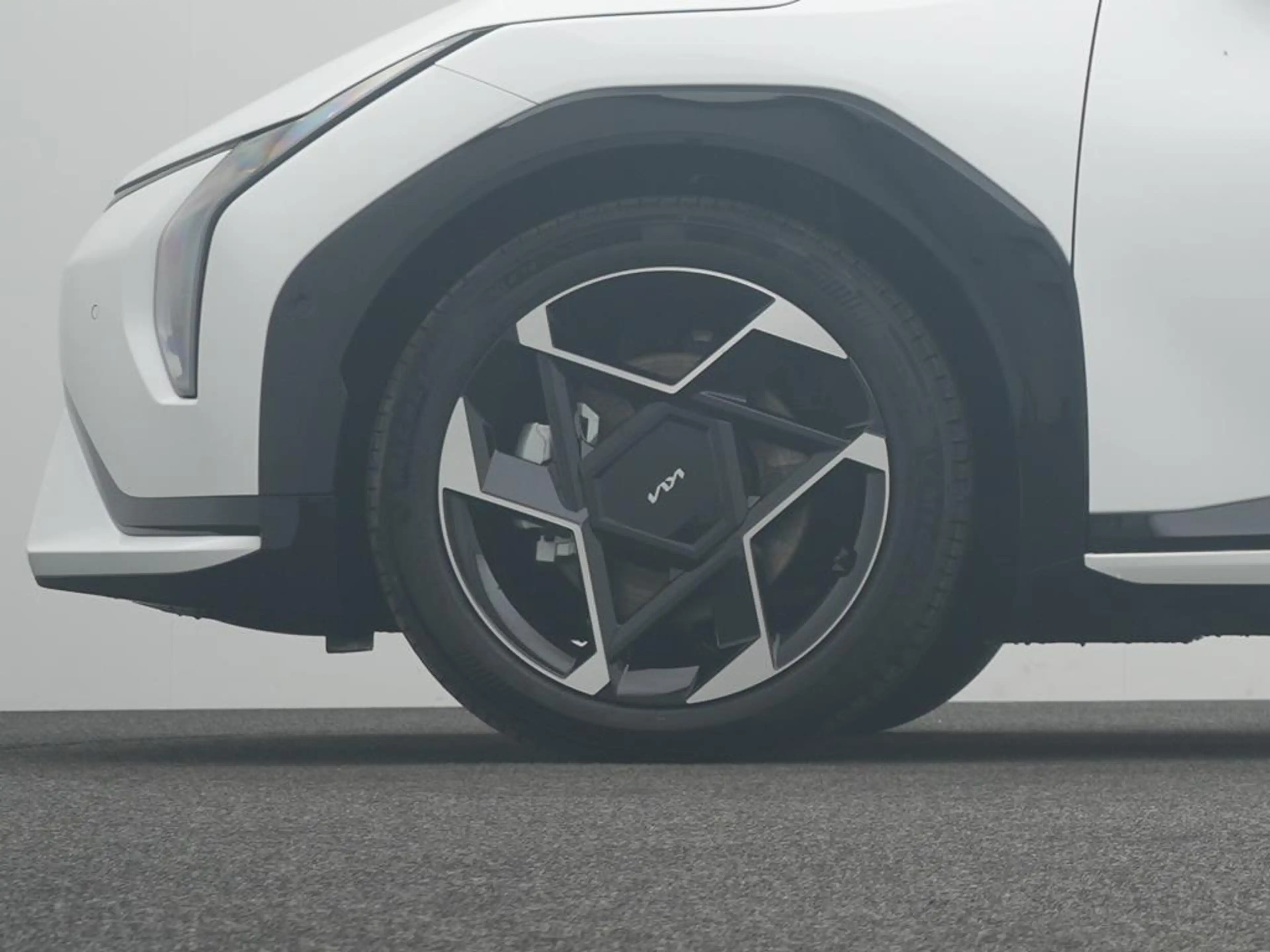 Kia EV4 81 FWD GTL DWP COM CON — photo 9