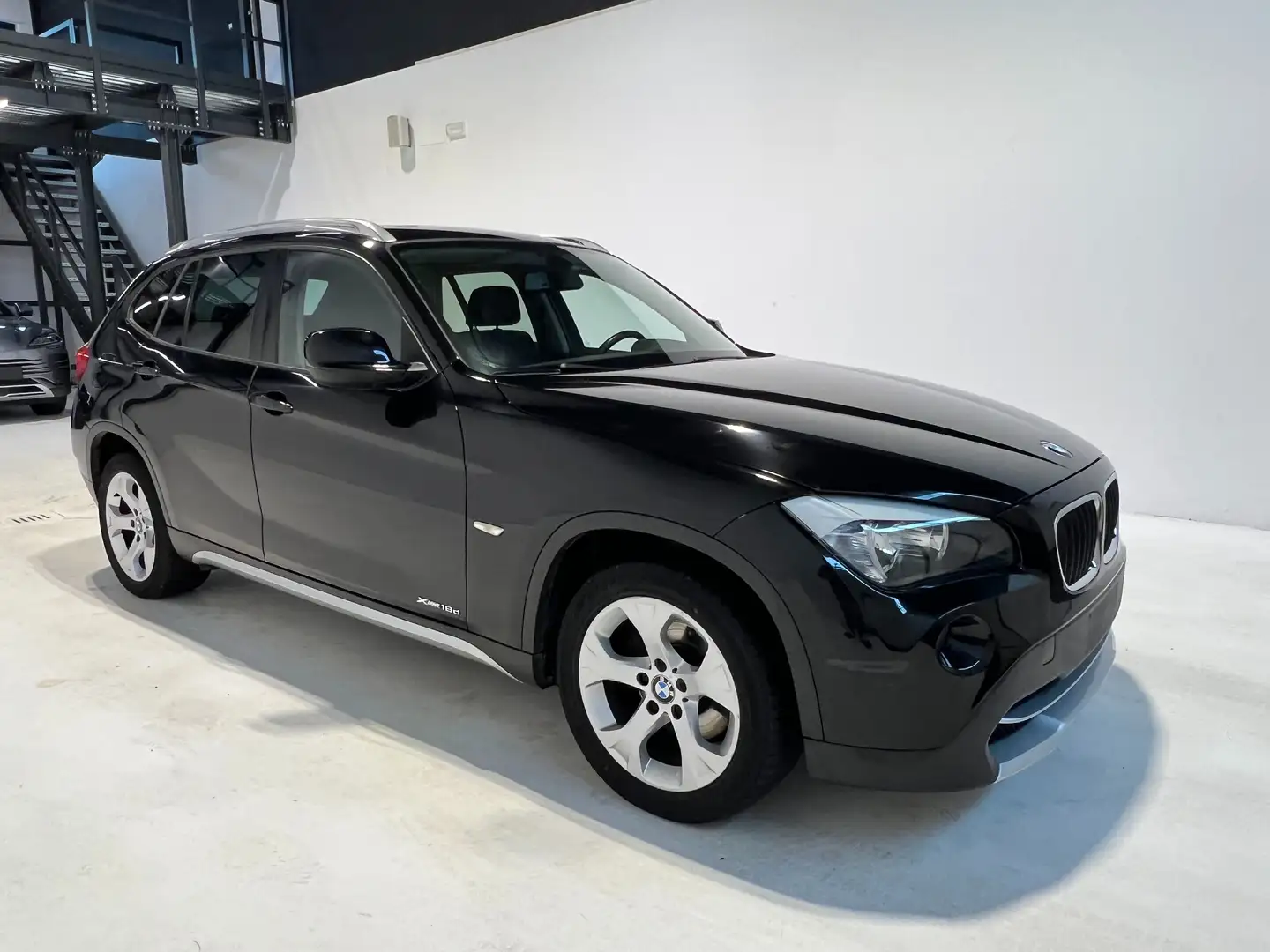BMW X1 xdrive18d Zwart - 1