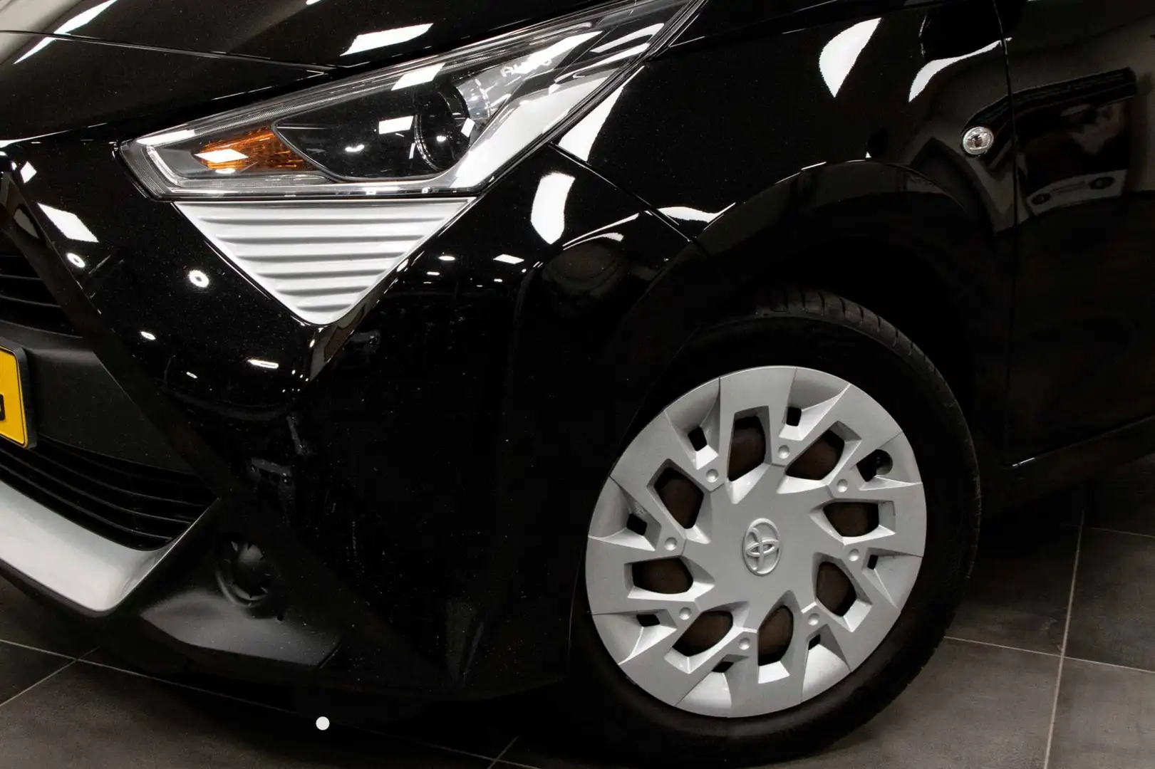 Toyota Aygo 1.0 VVT-i x-play| Airco| Camera | Apple Car Play/A Zwart - 2