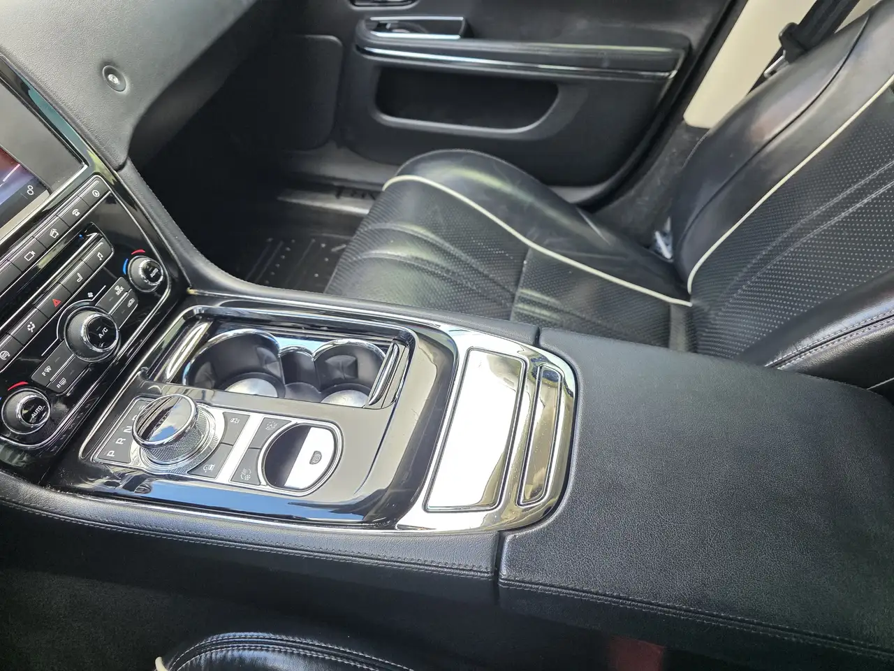 Jaguar XJ снимка Jaguar XJ