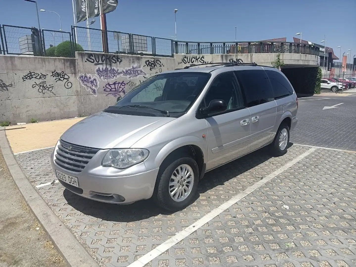 Chrysler Grand Voyager 3.3 Limited AWD Aut. Stříbrná - 1