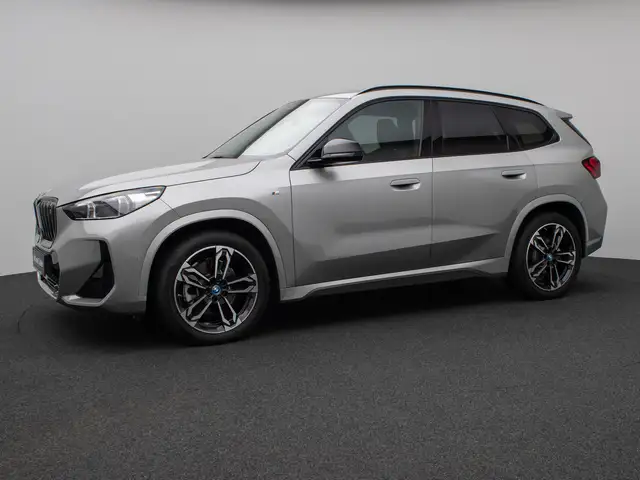 BMW Ix1 view 12
