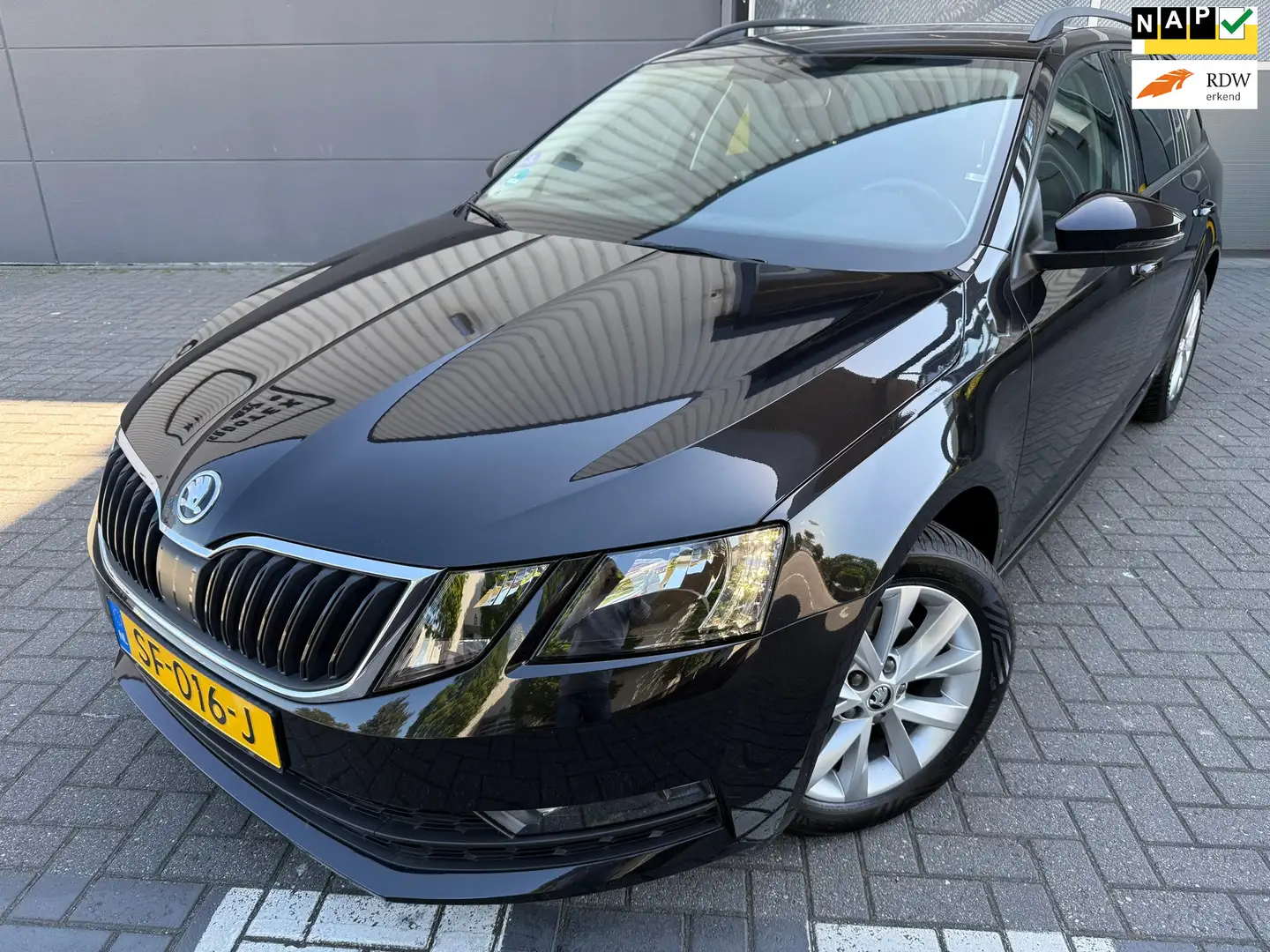 Skoda Octavia Combi 1.0 TSI Greentech Ambition Business*NAVI*CAR Zwart - 1