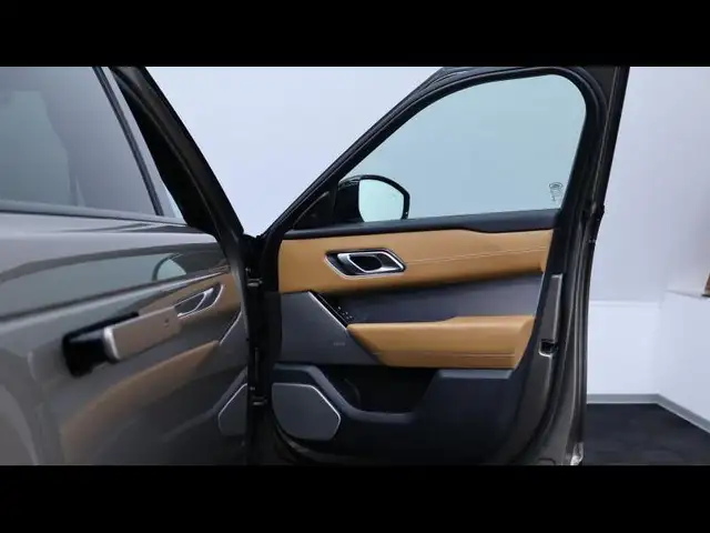 Land Rover Range Rover Velar view 15