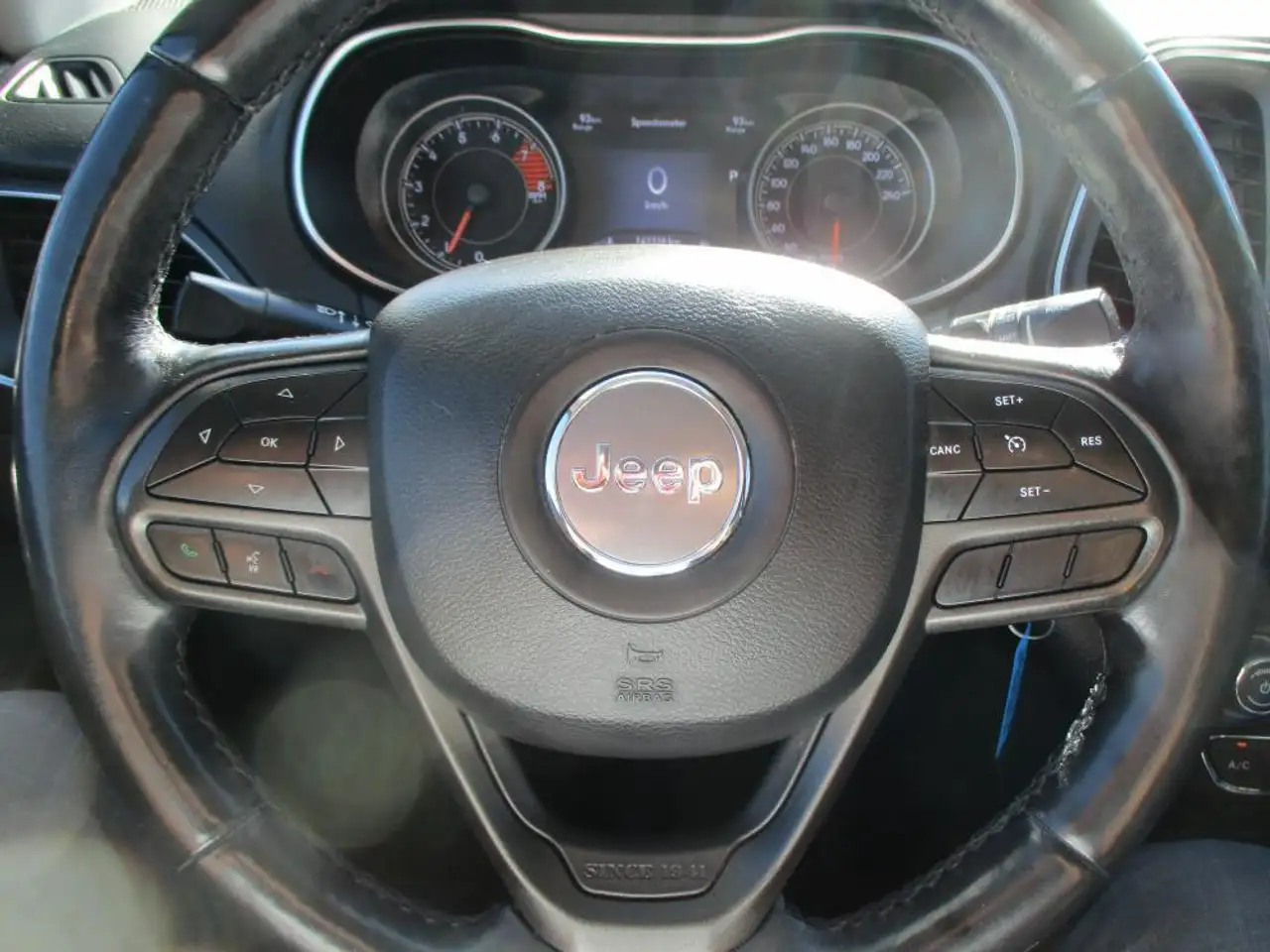 Jeep Cherokee снимка Jeep Cherokee