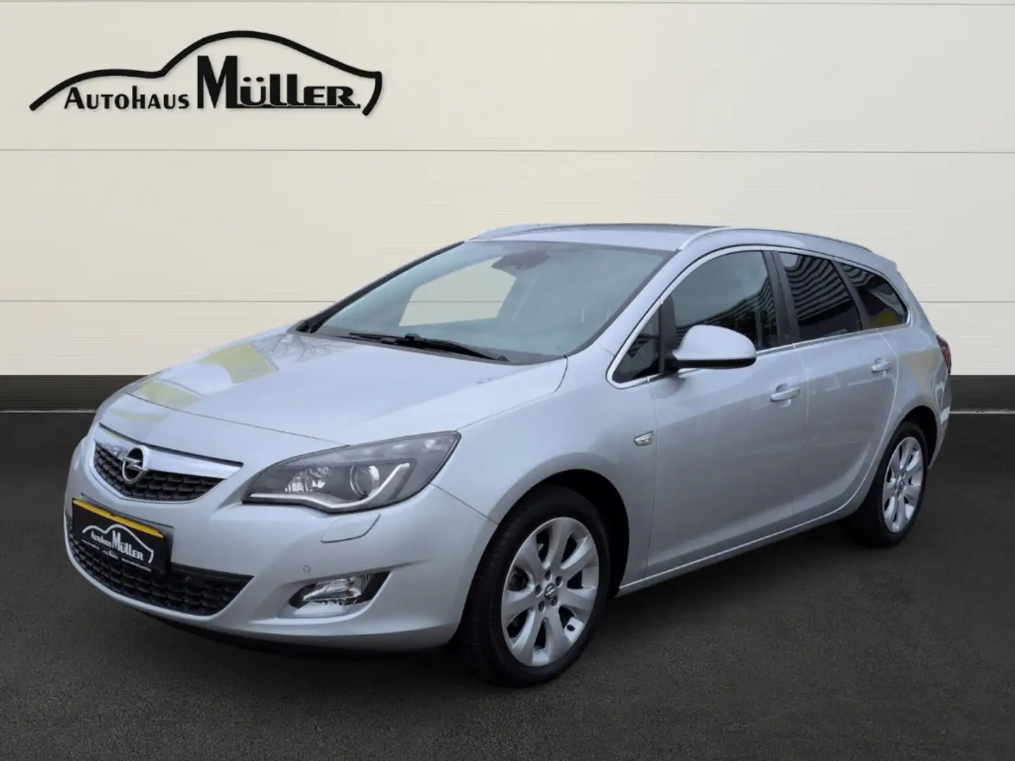 Opel Astra J SpTo Innovation 1.6 AHK-abnehmbar Bi-Xenon Kurve Silber - 1