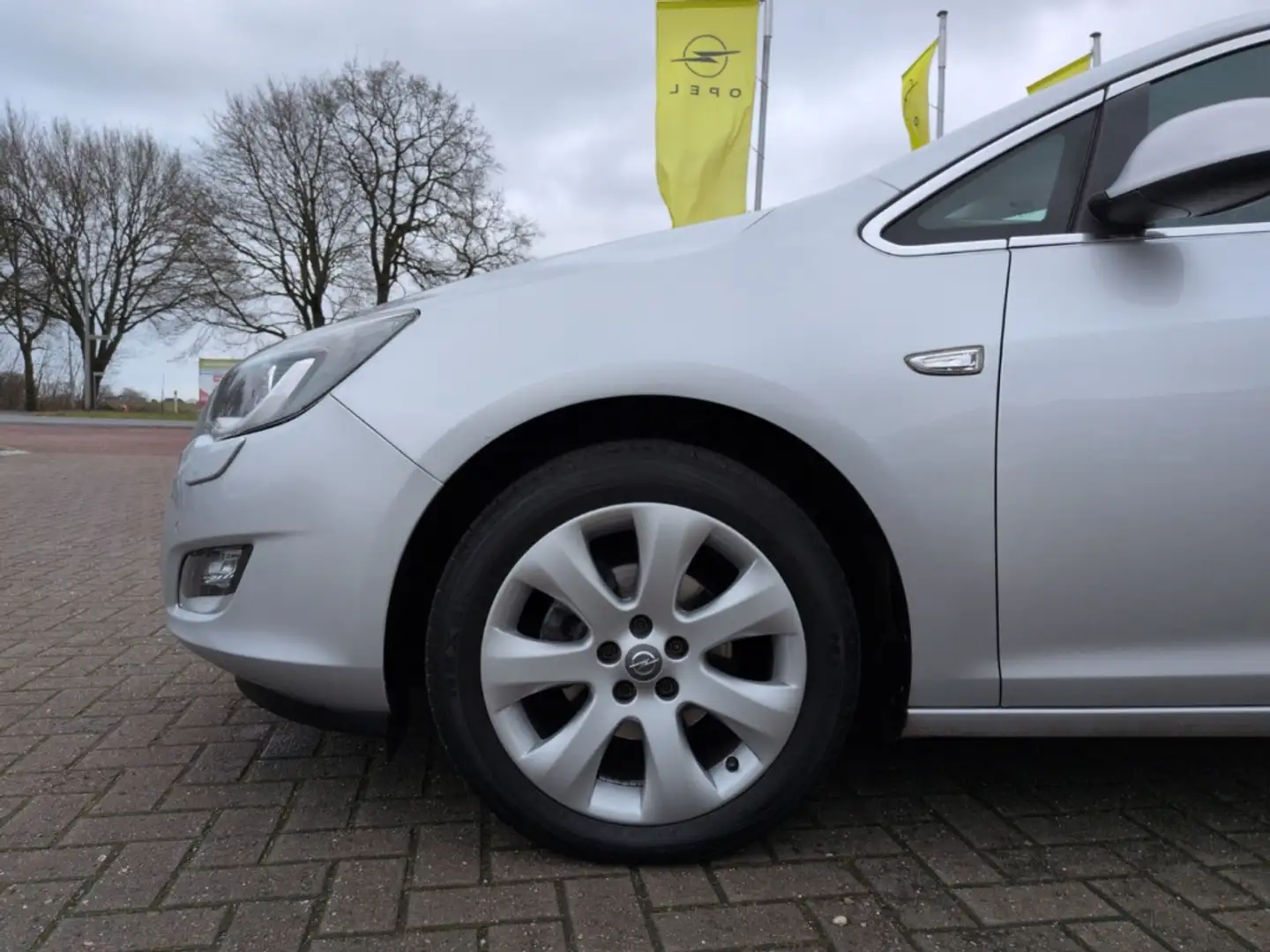 Opel Astra J SpTo Innovation 1.6 AHK-abnehmbar Bi-Xenon Kurve Silber - 2