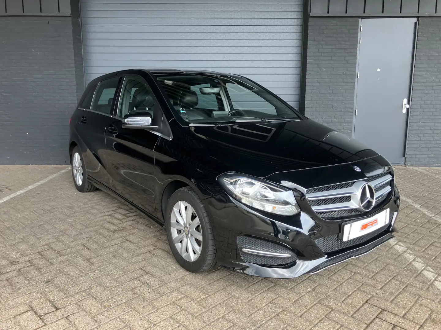 Mercedes-Benz B 180 d Business Solution AMG Zwart - 1