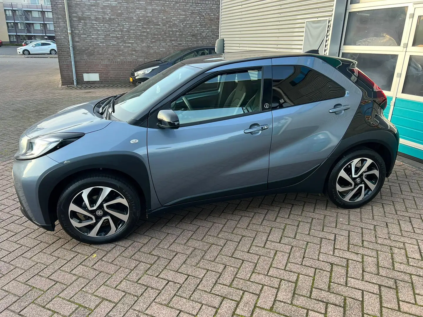 Toyota Aygo X 1.0 VVT-i MT 72pk Envy Gris - 1