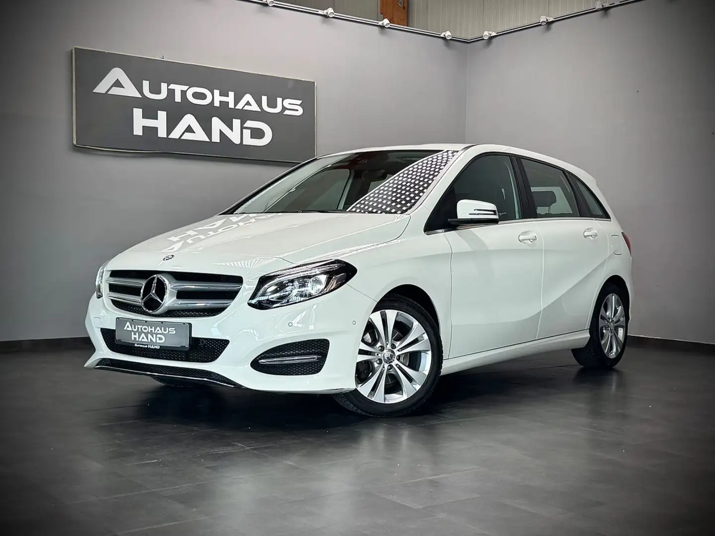 Mercedes-Benz B 180 B180*LED*NAVI*KAMERA*SZH*LEDER*ALL-WETTER*1.HAND Weiß - 1