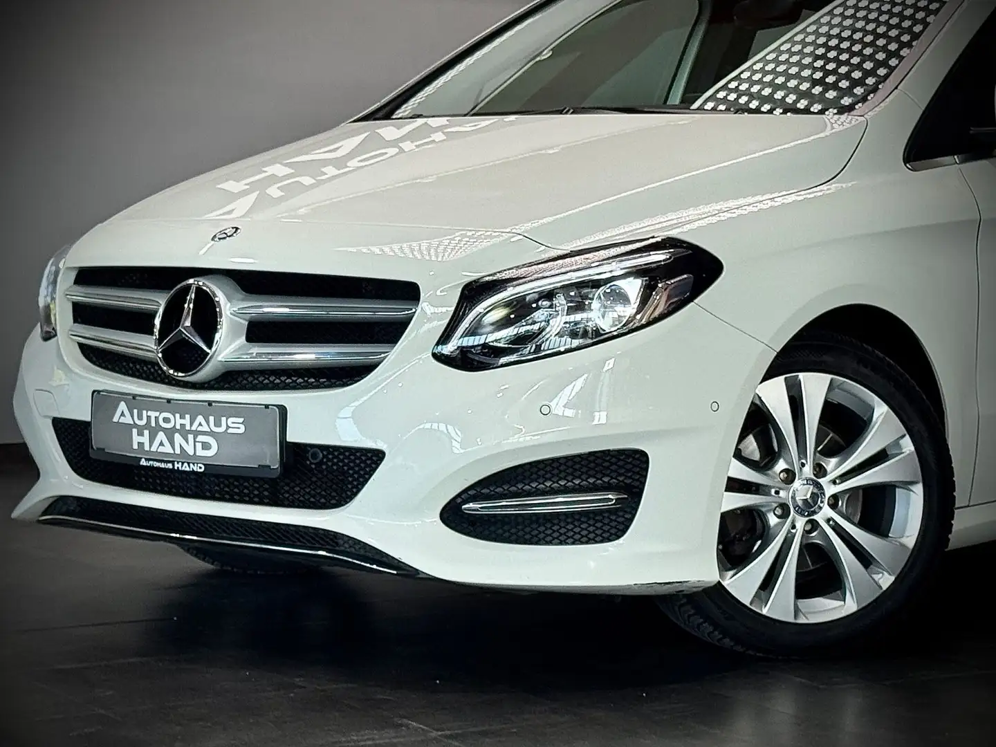 Mercedes-Benz B 180 B180*LED*NAVI*KAMERA*SZH*LEDER*ALL-WETTER*1.HAND Weiß - 2