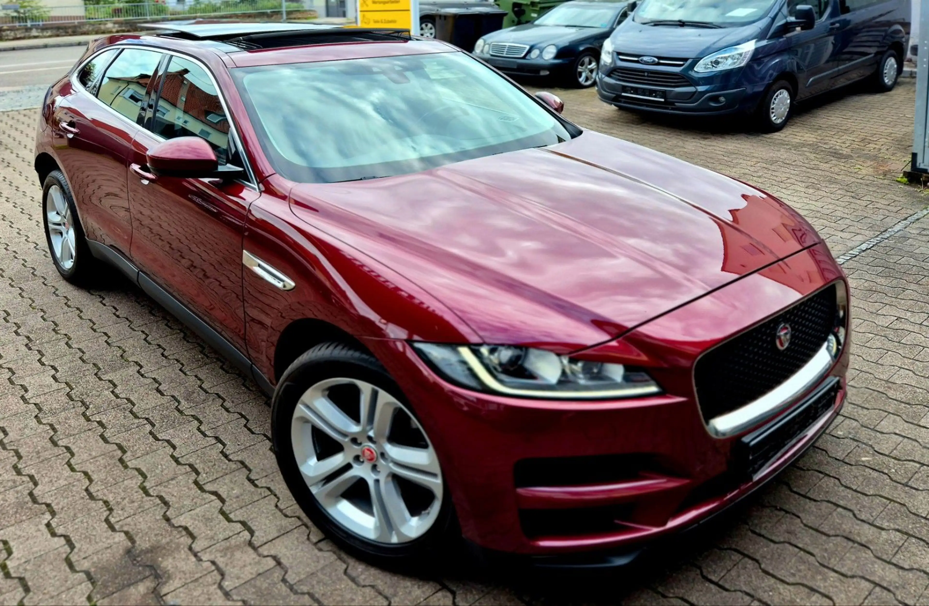 Jaguar F-Pace F-PACE 3,0d Portfolio AWD/Voll-AHK-PANO-1.Hand — photo 3