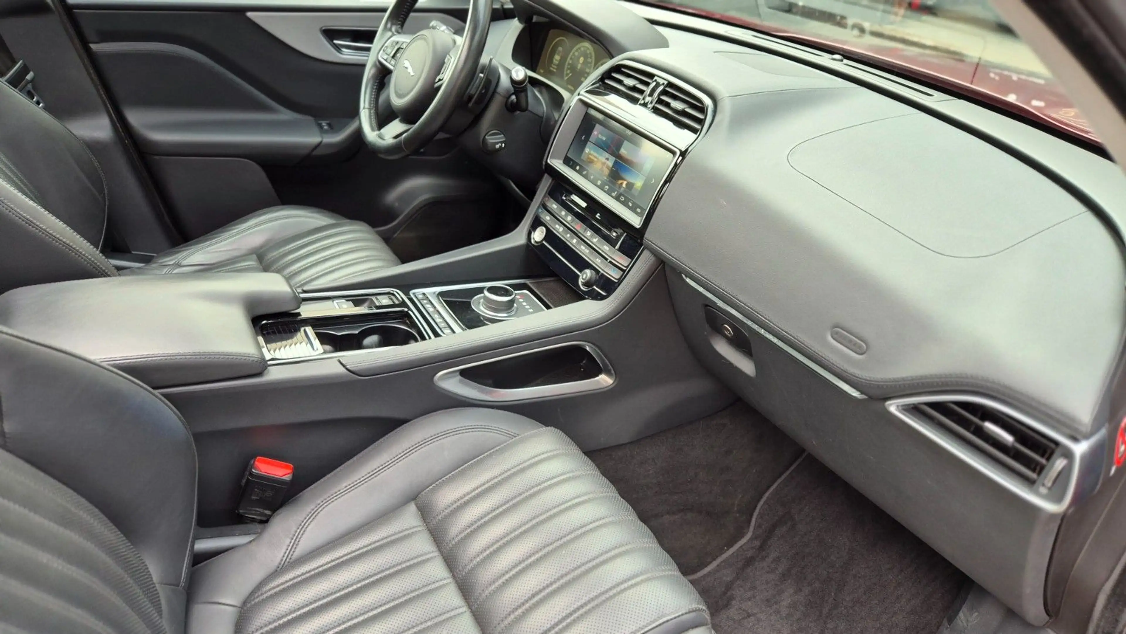 Jaguar F-Pace F-PACE 3,0d Portfolio AWD/Voll-AHK-PANO-1.Hand — photo 6