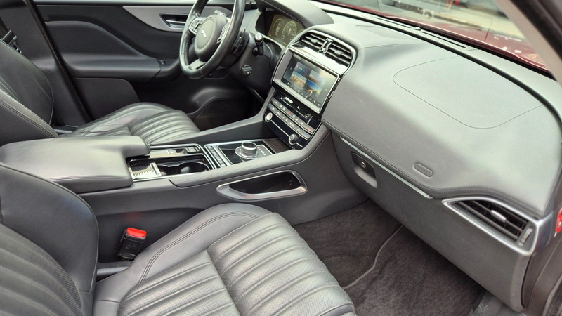 Jaguar F-Pace F-PACE 3,0d Portfolio AWD/Voll-AHK-PANO-1.Hand — photo 6