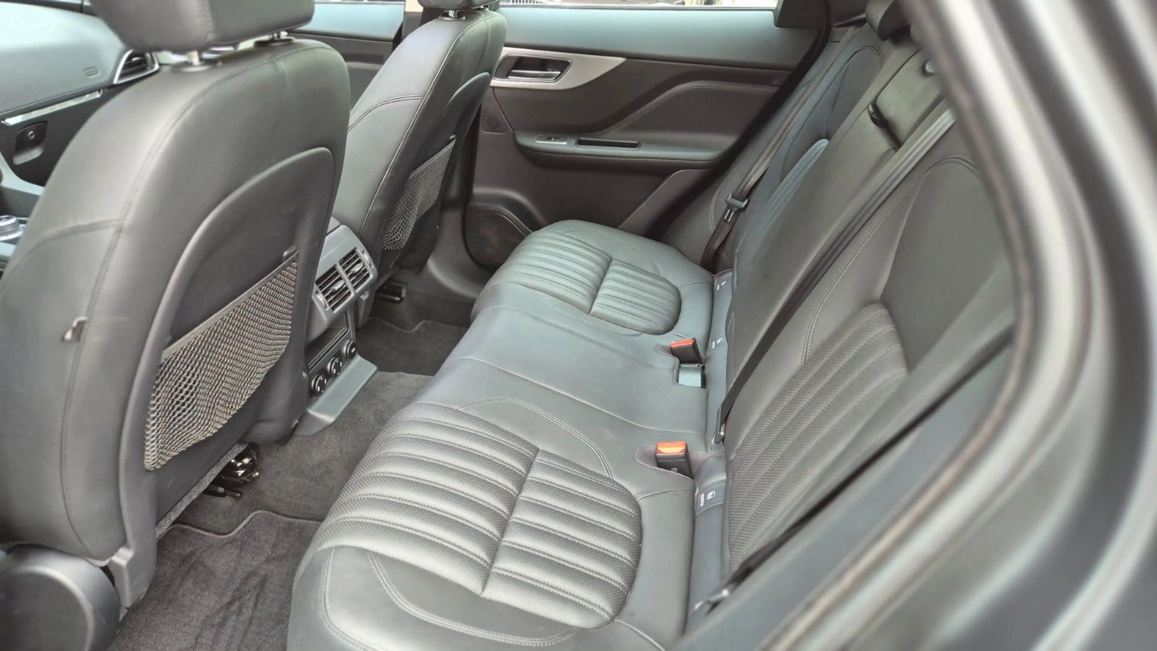 Jaguar F-Pace F-PACE 3,0d Portfolio AWD/Voll-AHK-PANO-1.Hand — photo 8