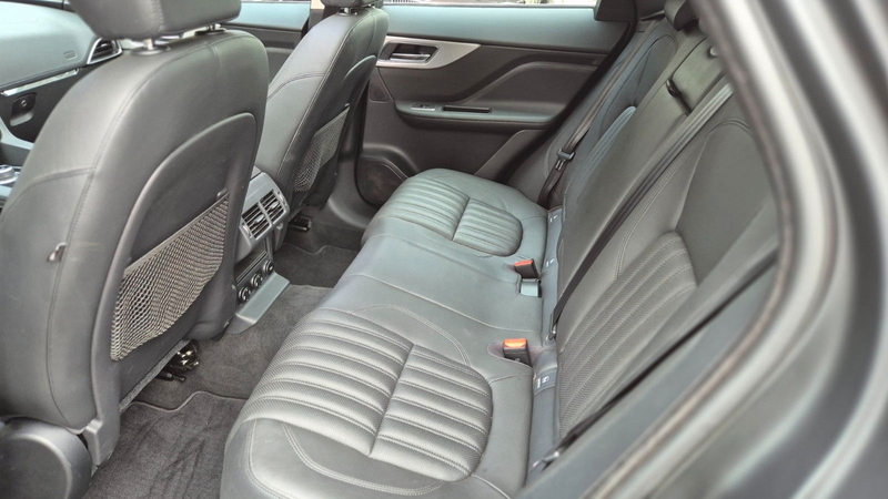 Jaguar F-Pace F-PACE 3,0d Portfolio AWD/Voll-AHK-PANO-1.Hand — photo 8