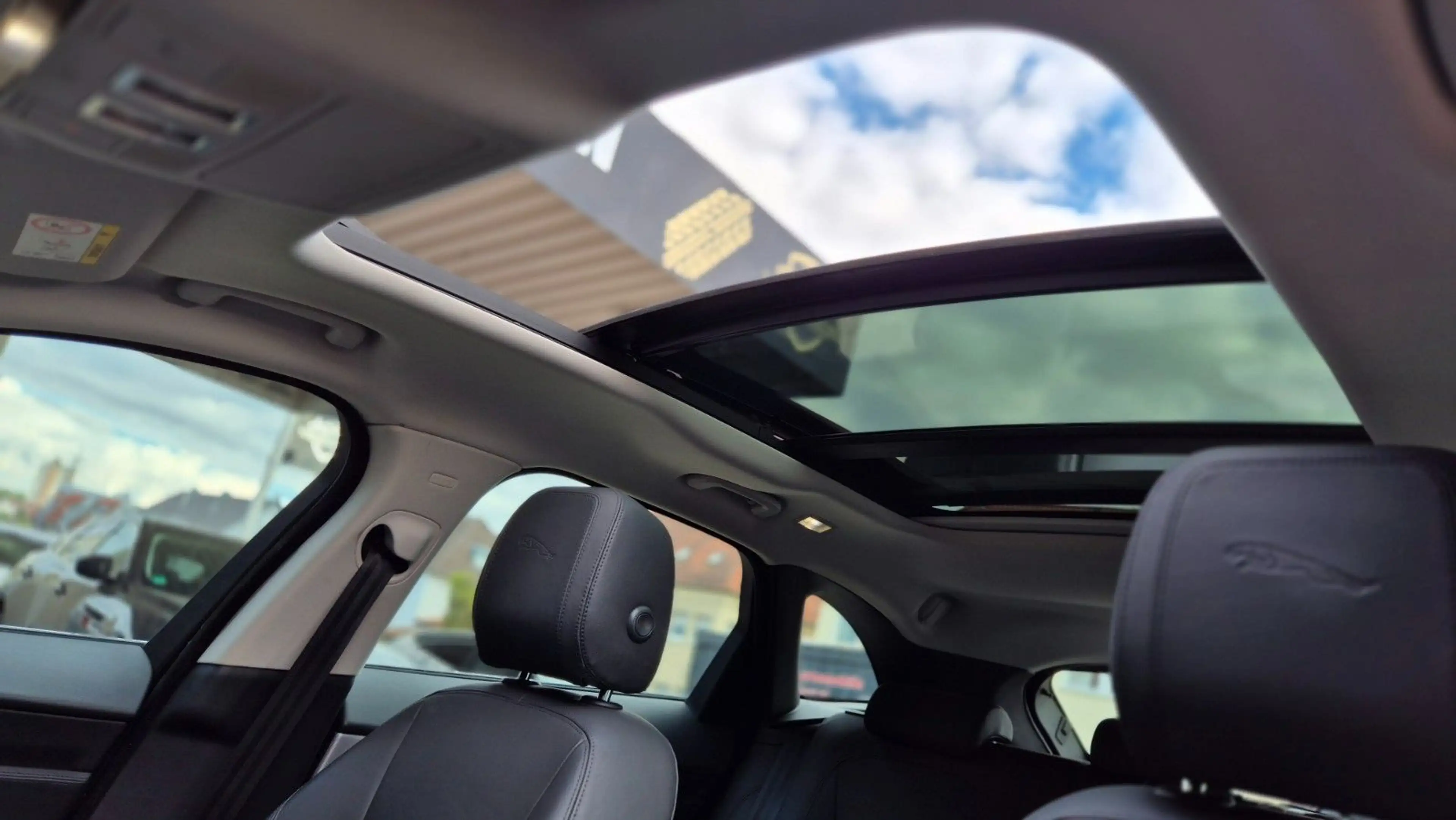 Jaguar F-Pace F-PACE 3,0d Portfolio AWD/Voll-AHK-PANO-1.Hand — photo 10