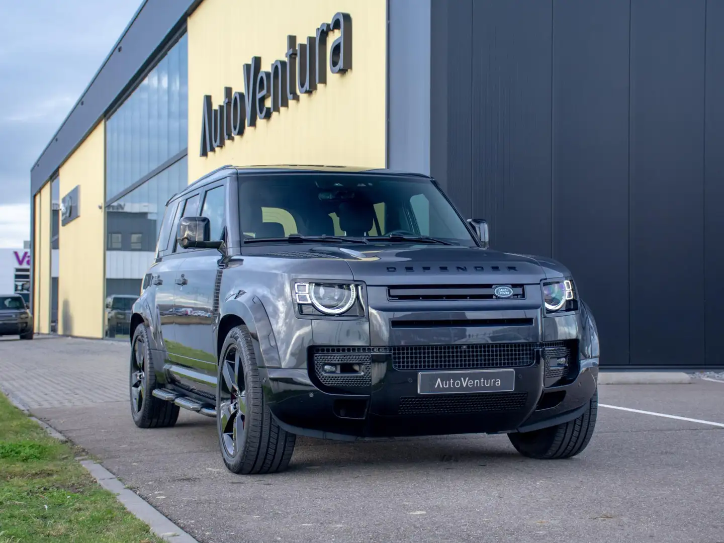 Land Rover Defender 110 2.0 P300e 110 X-Dynamic HSE l NP €128.562 l To Gris - 2