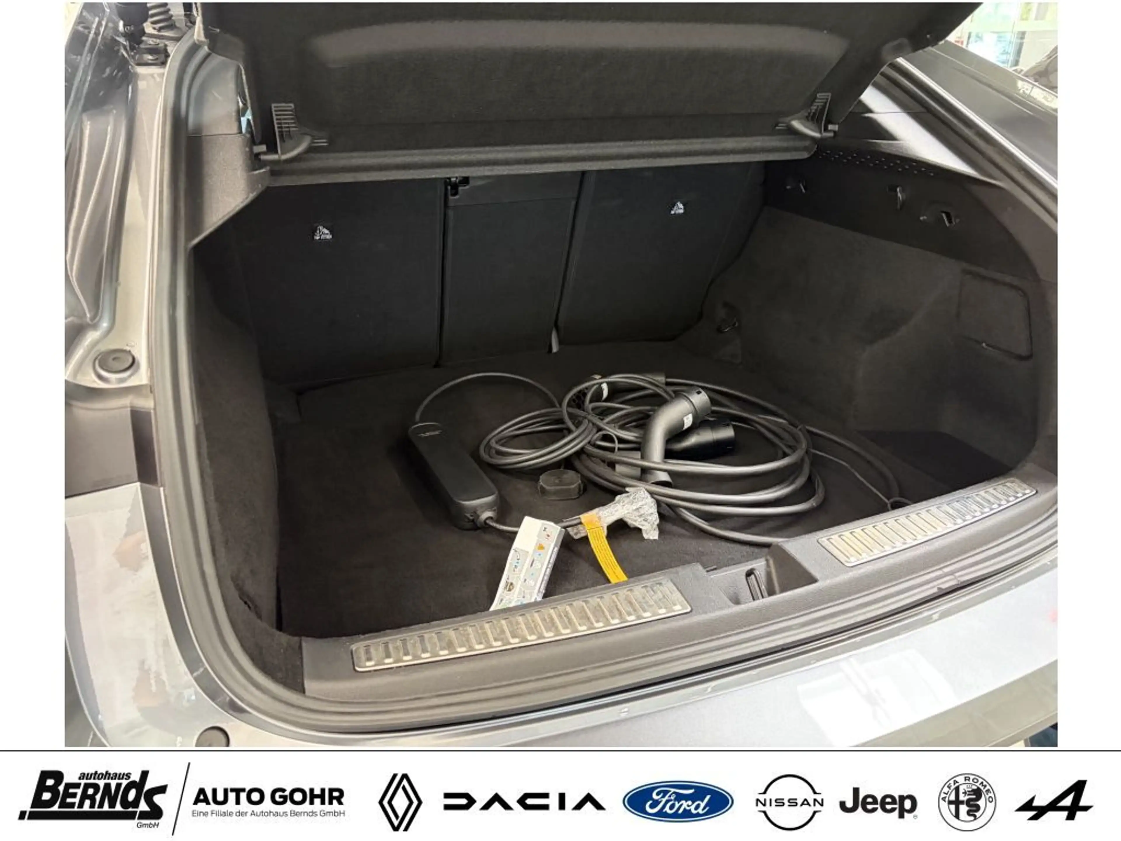Renault Rafale E-Tech Plug-in Hybrid 300 4x4 Esprit Alpine AUTOM. — photo 9