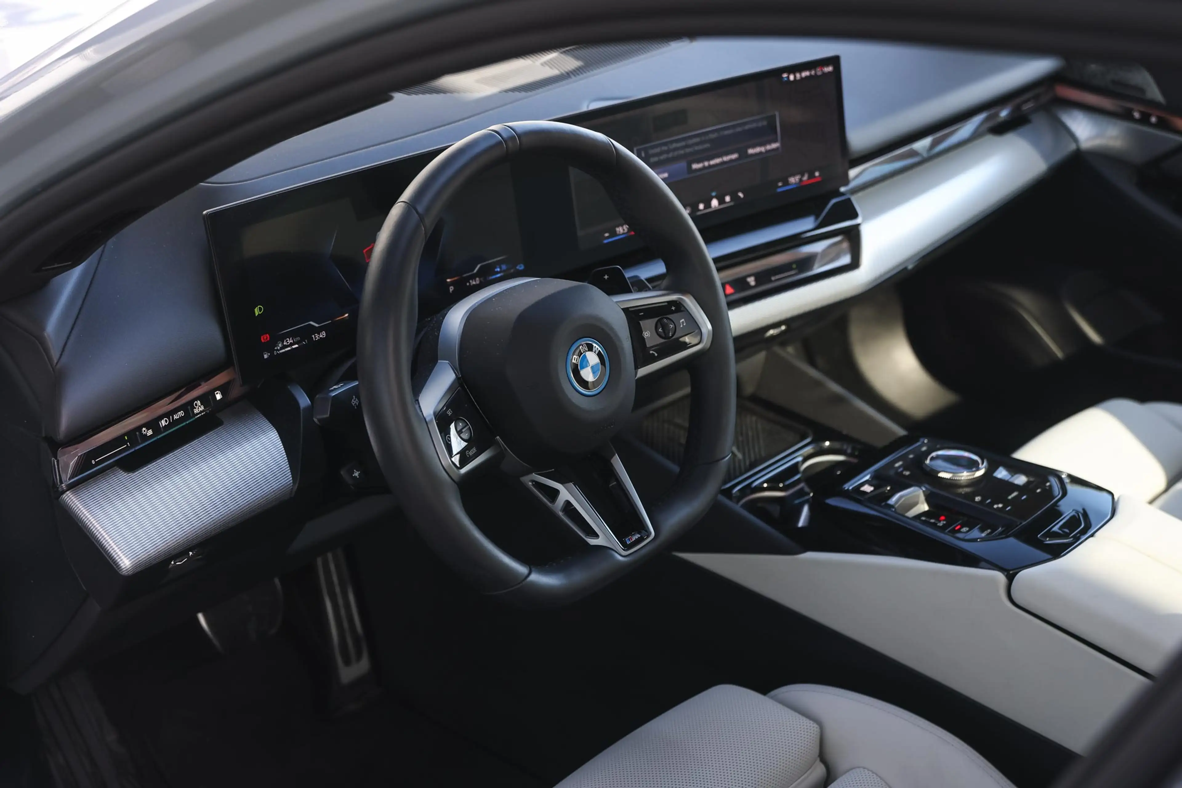 BMW 550 5 Serie Touring 550e xDrive M Sport Automaat / Pan — photo 3