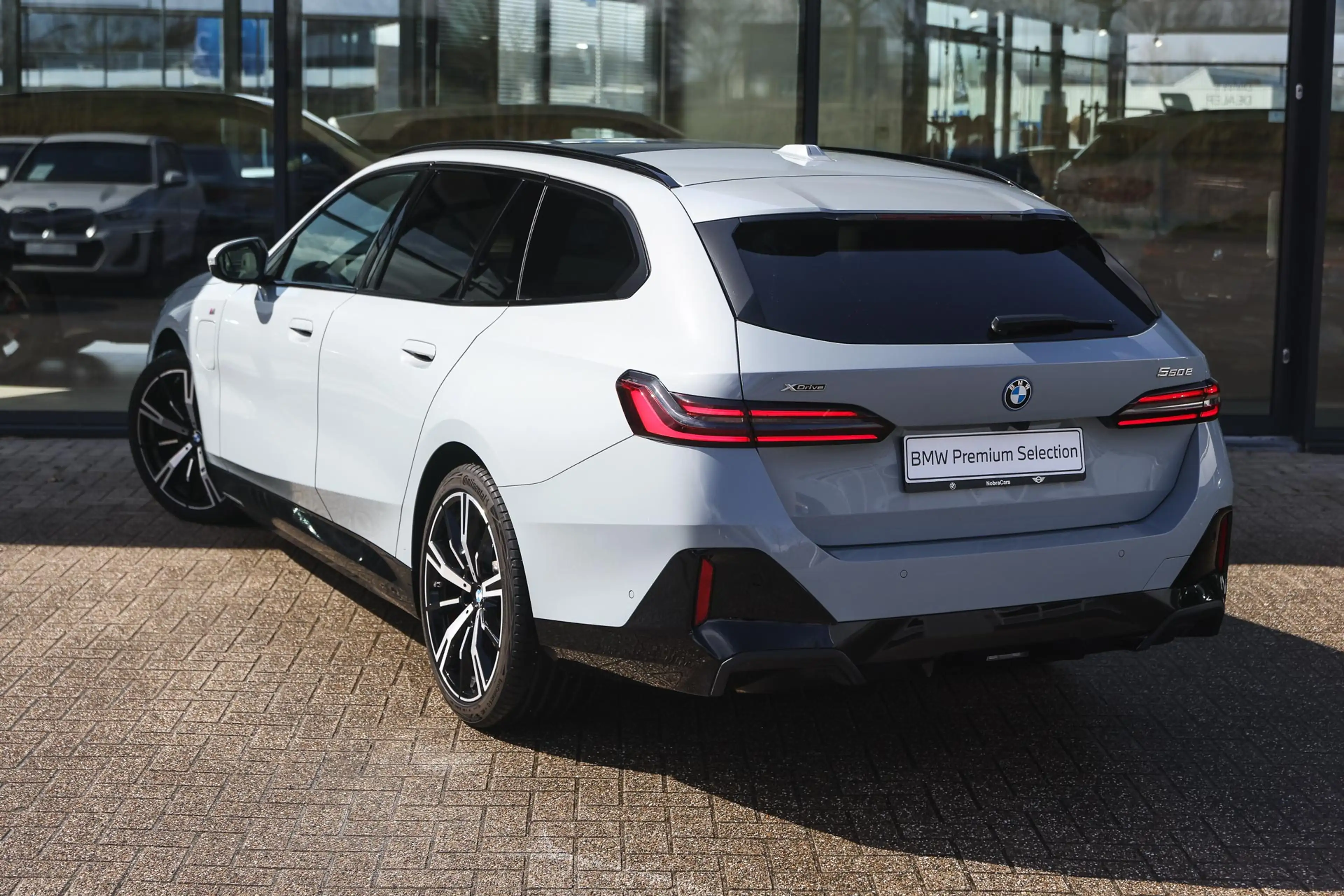 BMW 550 5 Serie Touring 550e xDrive M Sport Automaat / Pan — photo 2
