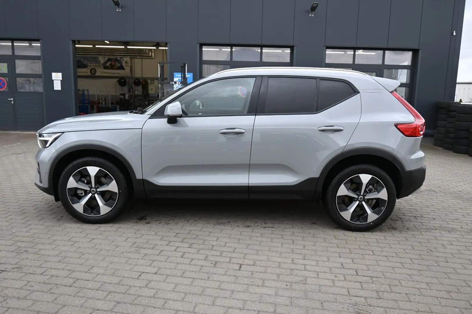 Volvo XC40 B3 DKG *360°*ACC*Allwetter*AHK Grau - 2
