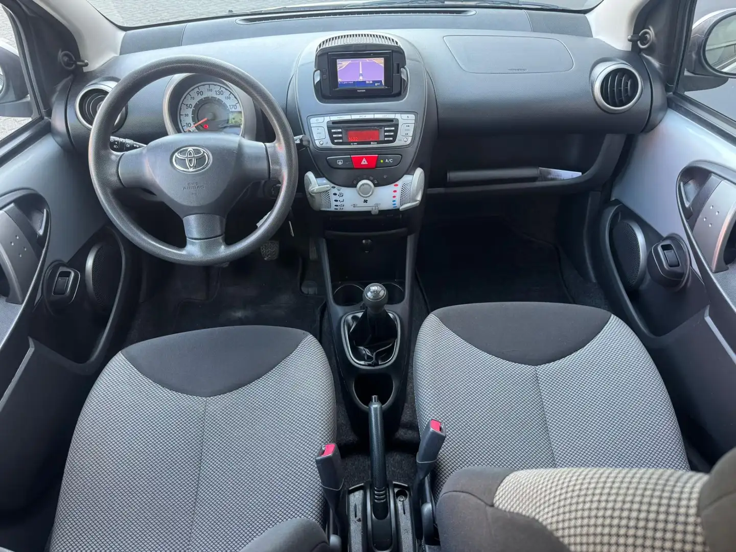 Toyota Aygo 1.0 VVT-i Aspiration Airco Navigator Nieuwe apk Gris - 2