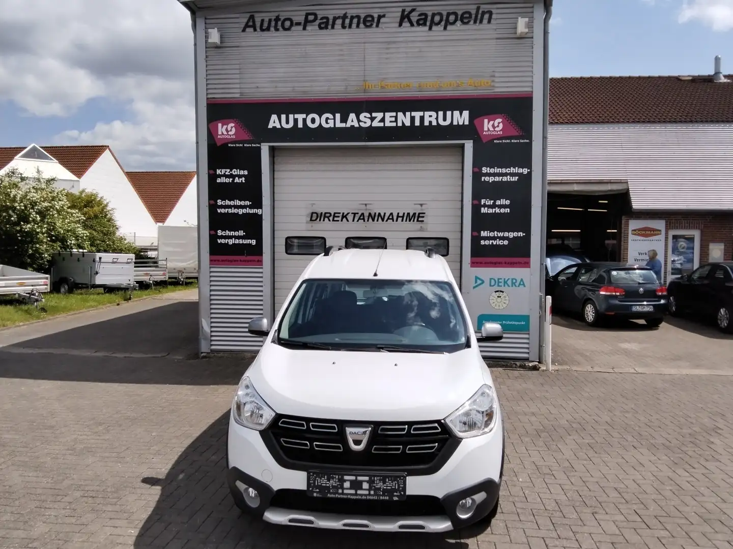 Dacia Dokker 1.2 TCe Stepway Celebration/1.Hnd./SHZG/NAVI/PDC Weiß - 2