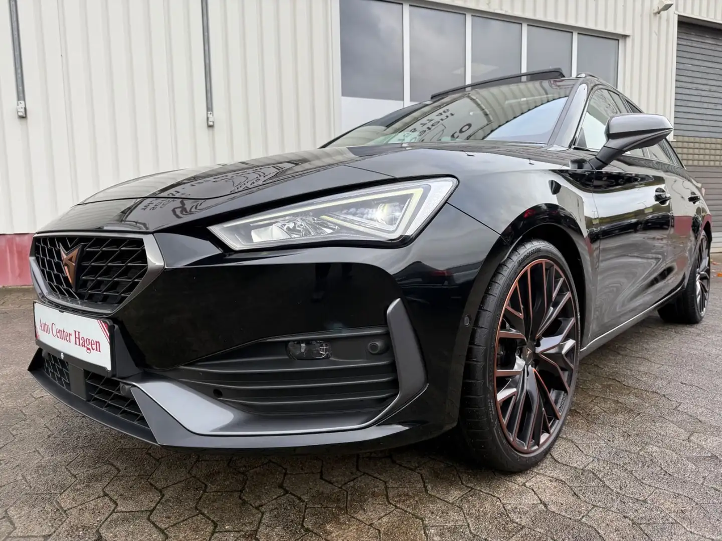 CUPRA Leon 2.0 TSI 180kW 245PS Pano/Leder/AHK/KAM/NAVI Noir - 1