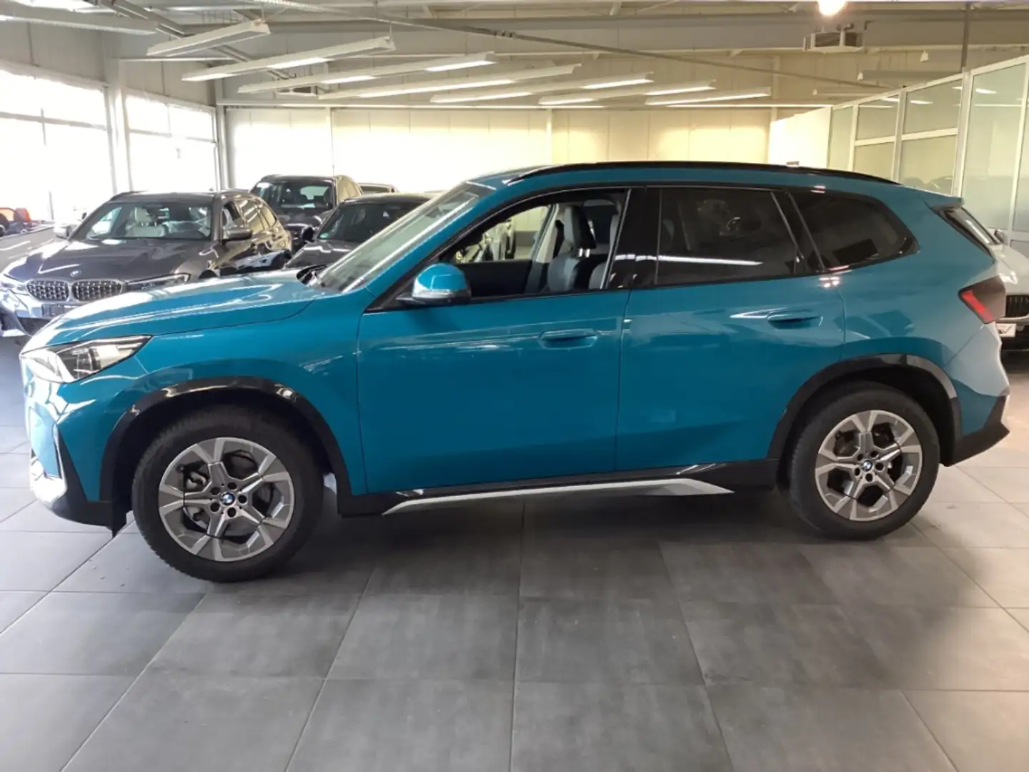 BMW X1 sDrive18i xLine AHK Aktivsitz el.Sportsitze H/K Pr Blau - 2