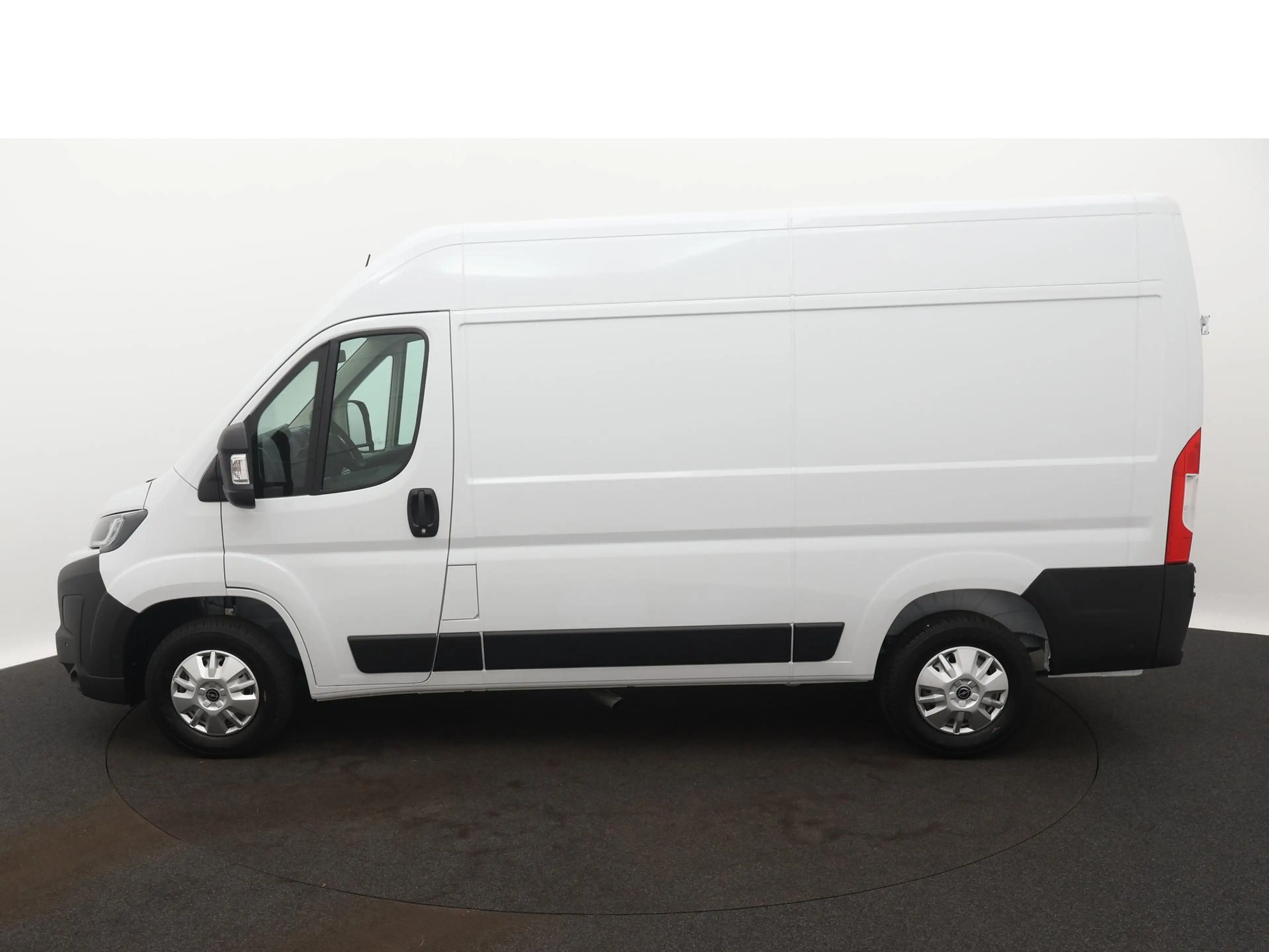 Opel Movano 2.2D 140 S&S L2H2 3.5t Zwaar HD all season banden — photo 2