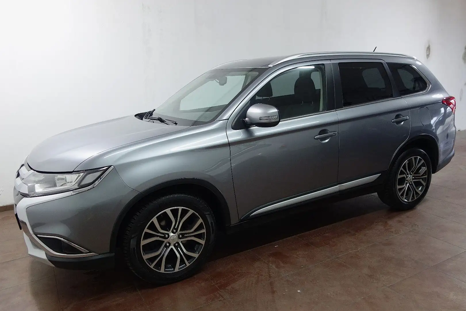 Mitsubishi Outlander 2.2 DI-D Plus 4WD Automatik/7-Sitz/EU6 Gris - 2