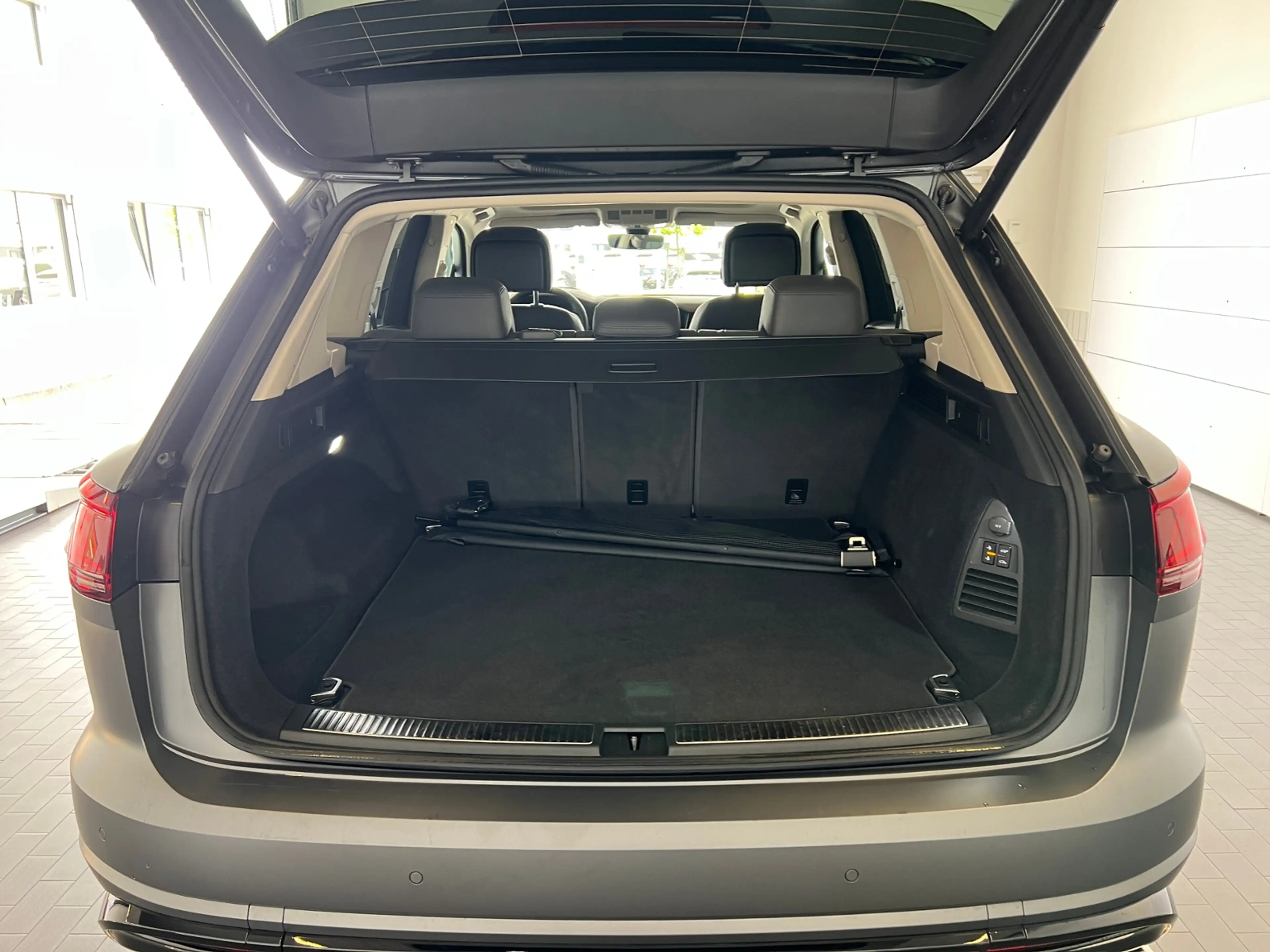 Volkswagen Touareg R-Line 3.0 TDI 4MOTION *AHK, BlackStyle, Dynfwg., — photo 7