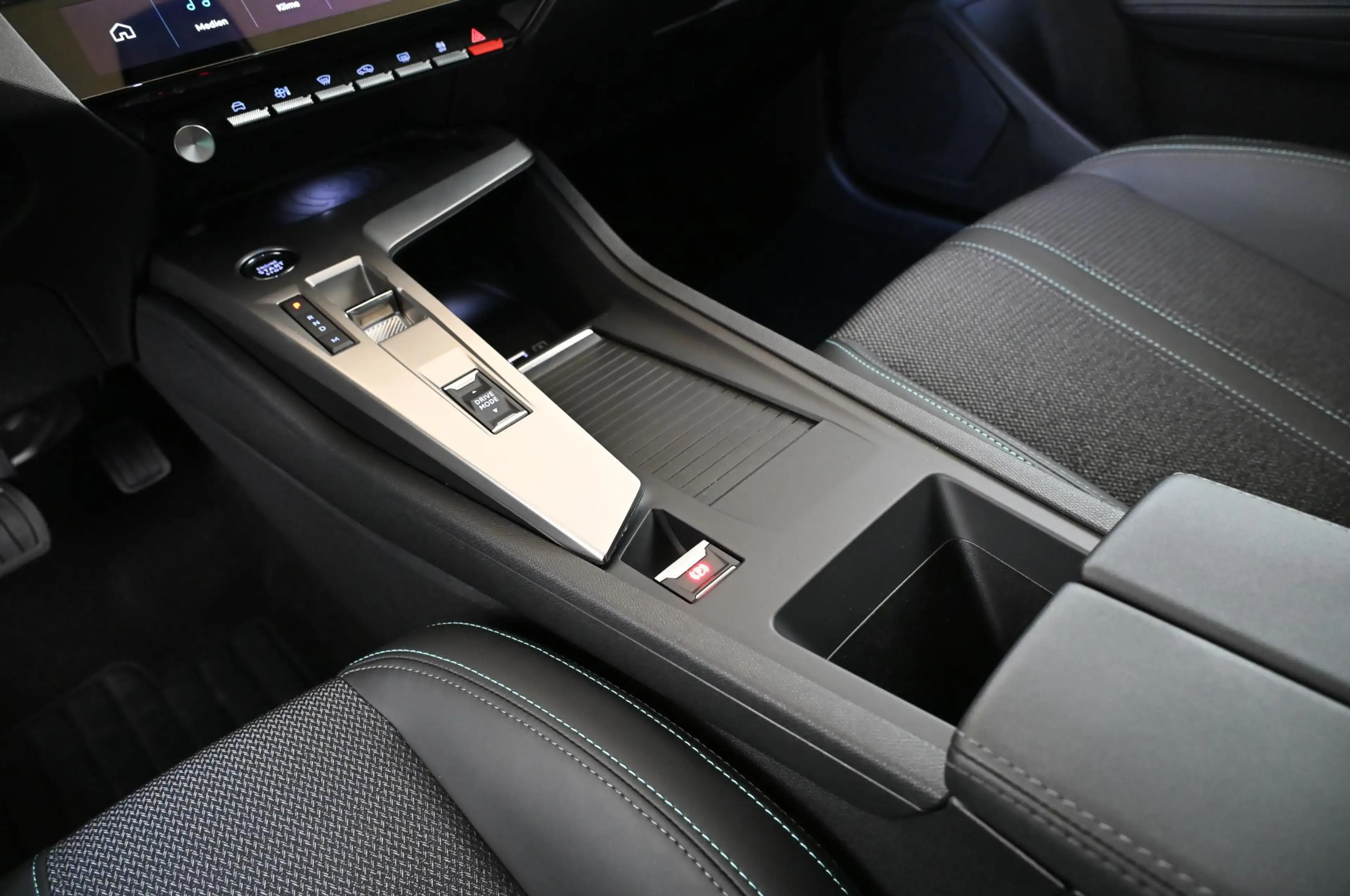 Peugeot 308 1.2 e-DSC6 145 Allure LED/NAV/SURROUND-P/17 — photo 14
