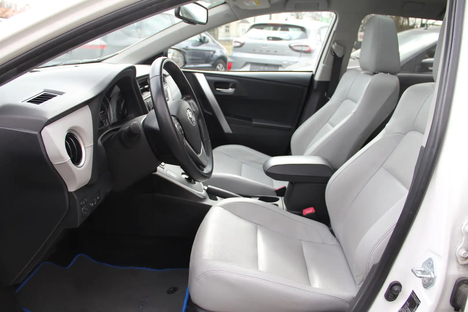 Toyota Auris Hybrid Executive Blanc - 2