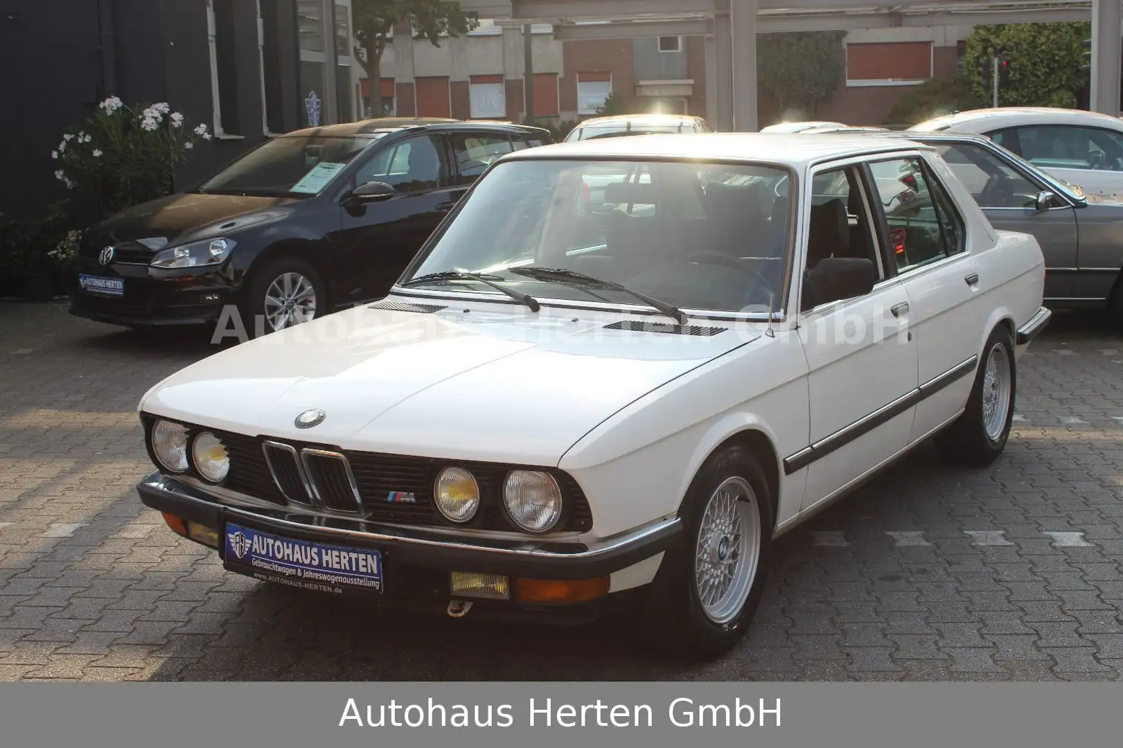 BMW 520 i E28*LIMO*TÜV NEU*H-ZULASSUNG*SCHALTER*TOP* Blanc - 1