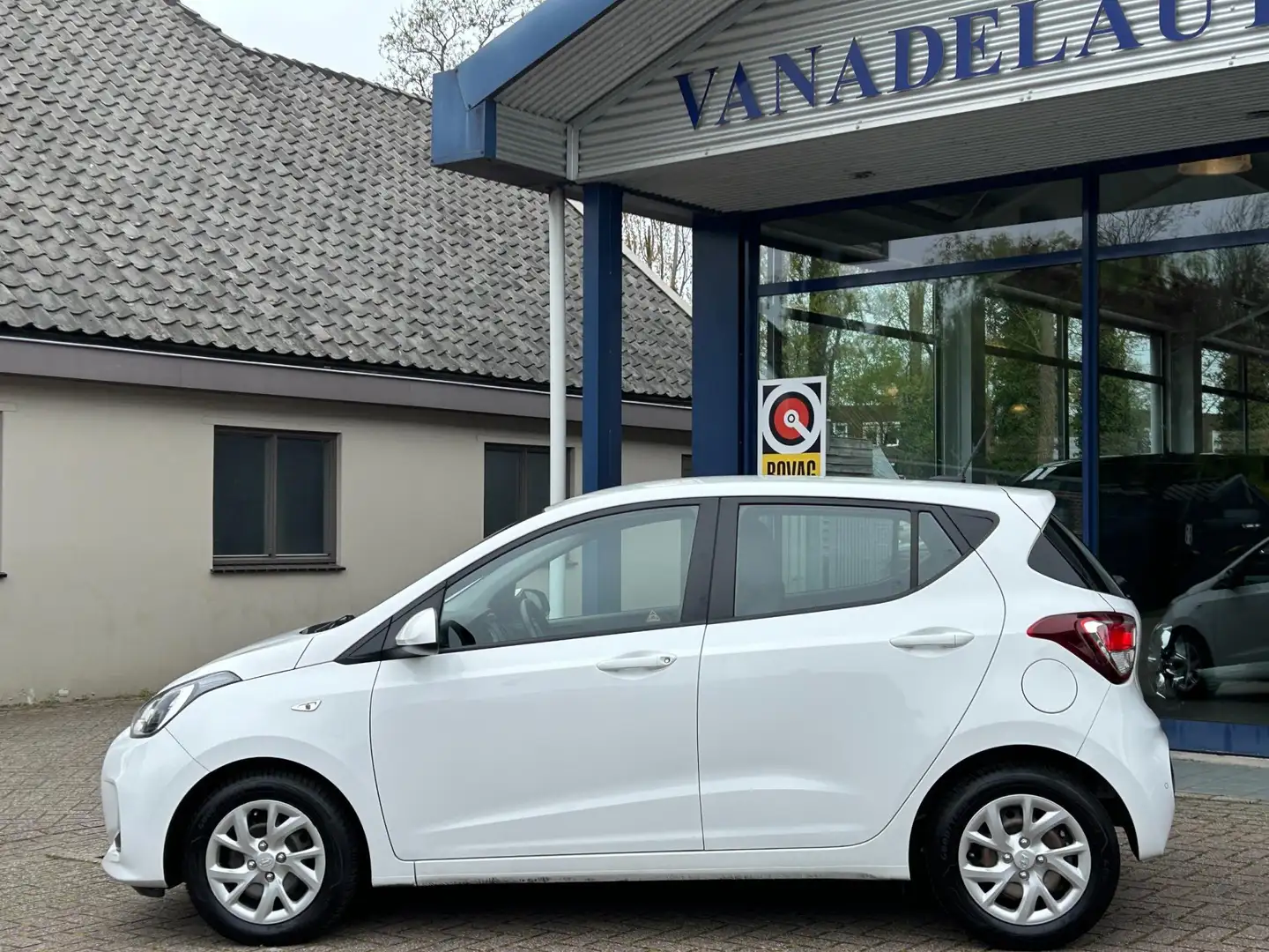 Hyundai i10 1.0i Comfort Navi Cruise Airco Park.Sens App-Conne Weiß - 2
